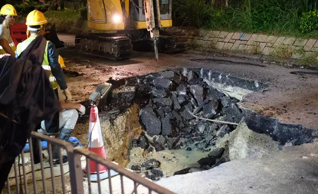 水務署正就屯門青山公路近屯利街的水管進行緊急維修。fb圖片