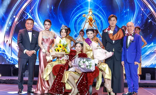 陳山聰與主辦恭賀冠軍林雅雯、亞軍林樂希、季軍陳梓穎並合照。