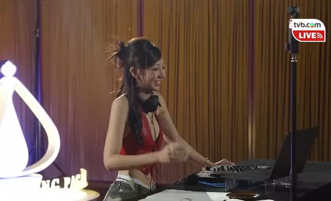 6號盧蔚晴表演打碟Crossover畫水墨蝦。