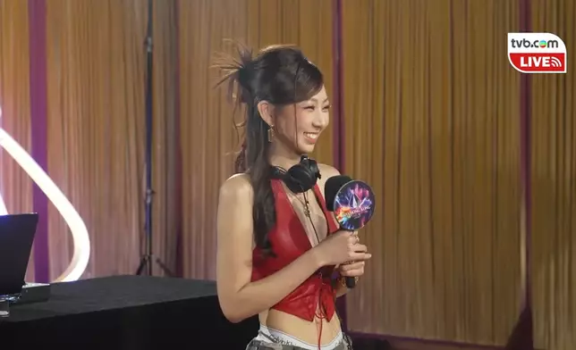 6號盧蔚晴表演打碟Crossover畫水墨蝦。