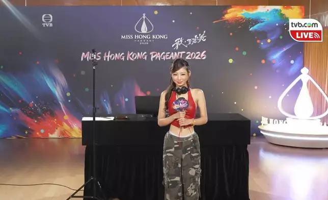 6號盧蔚晴表演打碟Crossover畫水墨蝦。