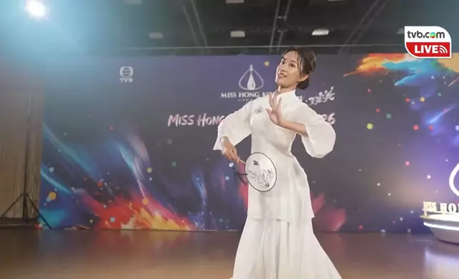 9號周芳姿表演民族舞，其實幾有古典美。