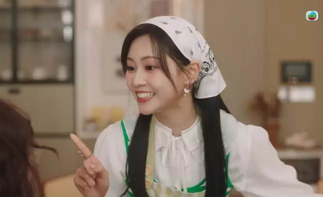 郭柏妍的女僕打扮兼可愛動作，可愛度滿分。