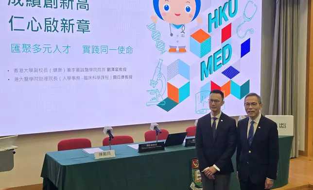 港大醫學院助理院長（入學事務—臨床科學課程）關日康（左）與港大副校長（健康）、醫學院院長劉澤星。巴士的報記者攝
