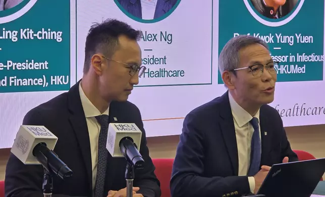 港大醫學院助理院長（入學事務—臨床科學課程）關日康（左）與港大副校長（健康）、醫學院院長劉澤星。巴士的報記者攝
