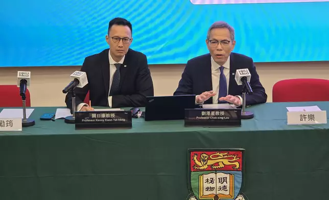 港大醫學院助理院長（入學事務—臨床科學課程）關日康（左）與港大副校長（健康）、醫學院院長劉澤星。巴士的報記者攝