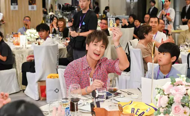 方力申開心收到里夫斯閃咭。