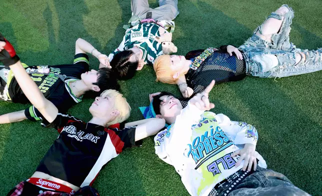 全新5人K-Pop男團EMOTI:M（이모티엠）宣告以主打歌《SPARK》正式出道。