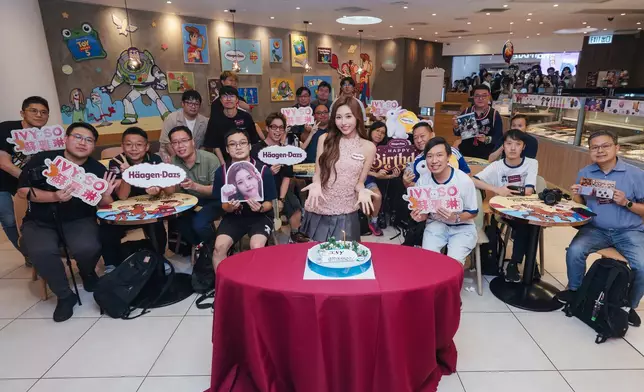 Ivy於25歲生日正日，親臨皇室堡Häagen-Dazs專門店舉行見面派對。