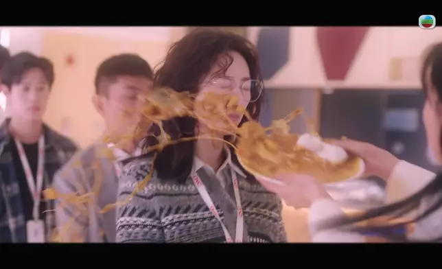 預知夢中，郭柏妍成功潑咖喱汁在高海寧身上。