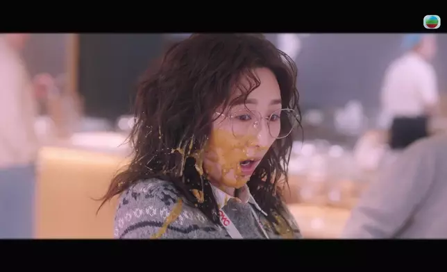 預知夢中，郭柏妍成功潑咖喱汁在高海寧身上。