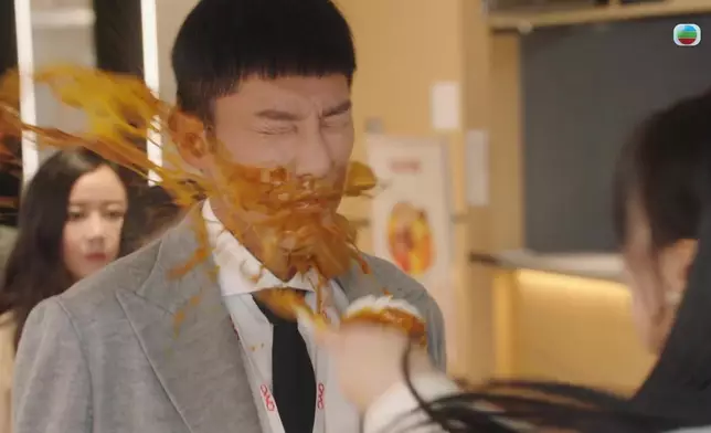點知潑喺張頴康身上，郭柏妍驚到擘大口。
