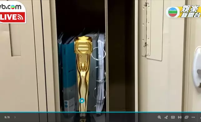 阿June喺完全唔知道德德收埋咗咩喺Locker嘅情況之下，竟然成功感應到德德同個獎嘅連結，好驚人！