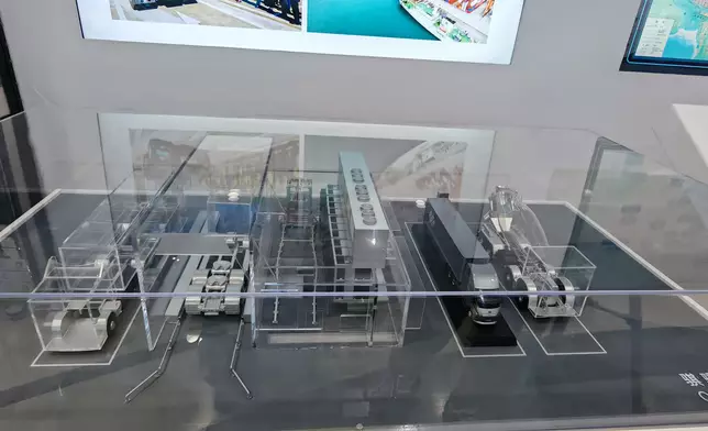 騏驥換電。巴士的報記者攝