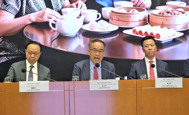 財經事務及庫務局長許正宇（中）在新一批銀色債券發行記者會上發言。巴士的報記者攝