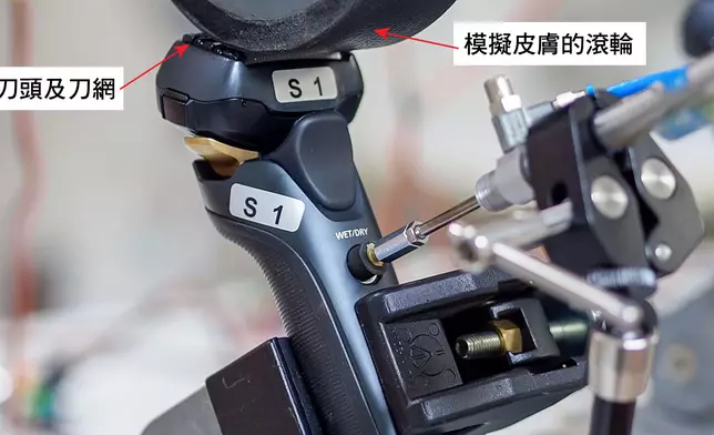 利用儀器測試鬚刨性能。消委會圖片