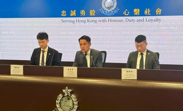 警方有組織罪案及三合會調查科警司盧嘉晉（中）、署理總督察楊君浩（左）及高級督察馮潤和（右）向傳媒簡報案情。