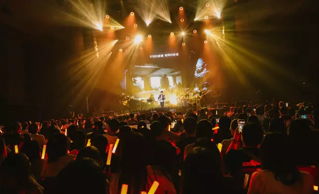 小魏魏嘉瑩《我要把眼淚當汽水》巡迴演唱會日前於香港麥花臣場館迎來最終場。