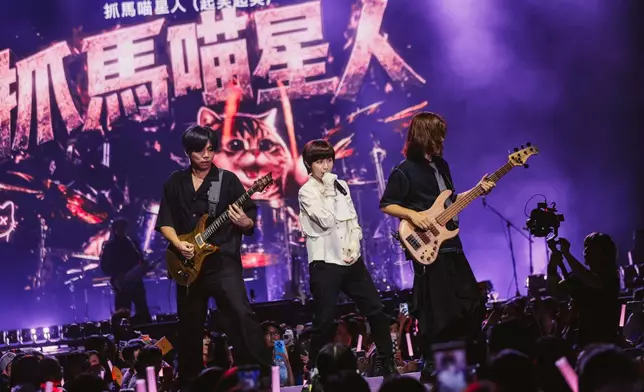 演唱會上除了演唱《飛》、《我不在意你曾經吻過誰》、《喜歡我吧》等經典歌曲，也獻唱7月發行的《快出來玩》等新作。