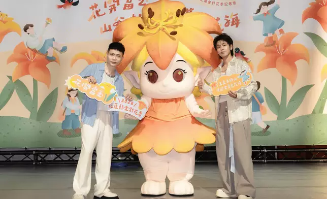 鼓鼓呂思緯與蕭秉治日前出席「2026花蓮金針花季」記者會，於台北車站獻唱《透明傘》、《偷偷的》等歌曲，為花季暖身。