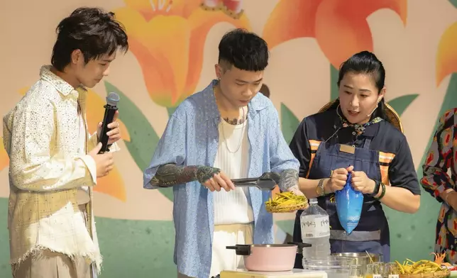 兩人即場體驗製作涼拌金針花，推廣在地食材。
