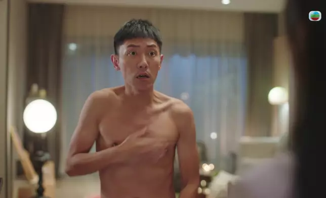 張頴康呢吓馬上遮住身體重要部位笑咗。