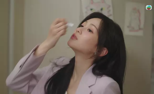 郭柏妍好啱拍眼藥水廣告咯。