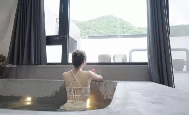 Nina獻出螢幕第一次出浴。