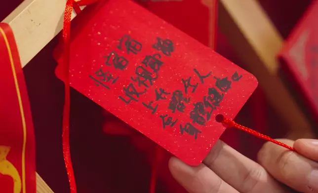 Nina寫下心願。