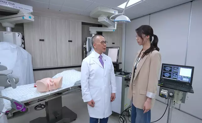 吳志輝教授介紹「機械臂輔助腹腔鏡式微創手術」。