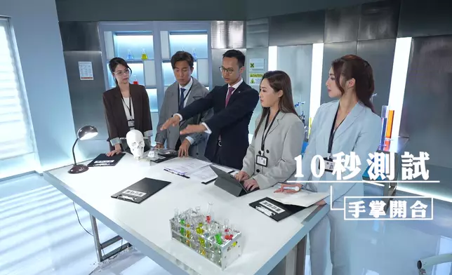大家認真跟住關醫生做「10秒測試」。