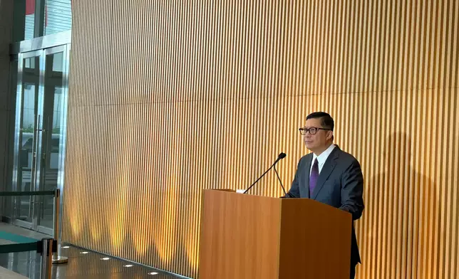 保安局局長鄧炳強會見傳媒。巴士的報記者攝