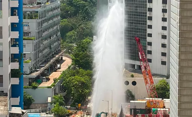 國瑞路爆水管。Sam Kwong@馬路的事討論區FB