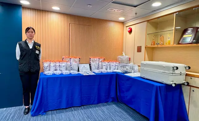 警方在元朗一迷你倉搗毒品儲存庫，檢值100萬元液態依托咪酯毒品拘一男