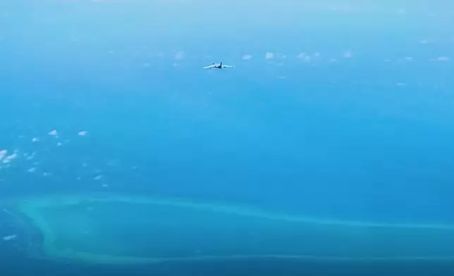轟-6J在黃岩島上空。央視截圖