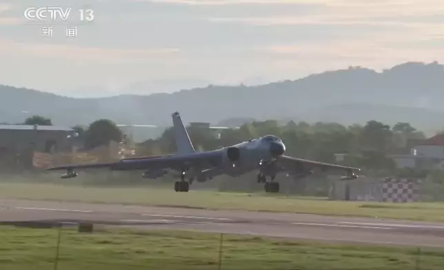 轟-6J起飛。央視截圖