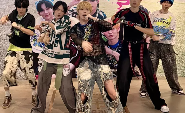 K-Pop男團EMOTI:M於中環街巿舉行香港首個粉絲見面會。