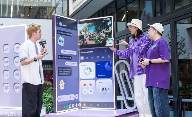 陸永最愛Fold Z8系列的Multi-window功能，可以隨時與太太、大女及細女齊齊Chat。