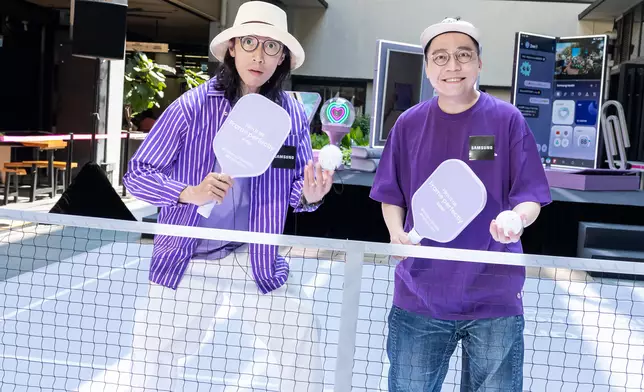 二人親身落場試玩人氣運動Pickle Ball。