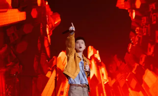 歌迷點唱《拉警報》，他笑稱十幾年沒唱，卻被歌迷「踢爆」2022年唱過，場面搞笑。