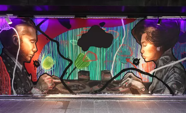 酒吧會播放港產片及粵語歌，更有梁朝偉與張曼玉肖像的巨型壁畫。