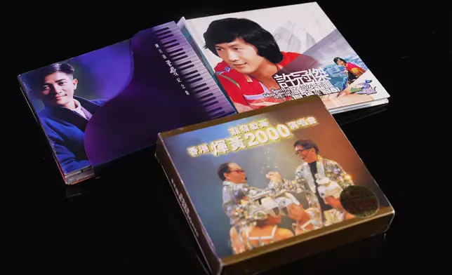 祥師兄送上珍貴CD給仲民。