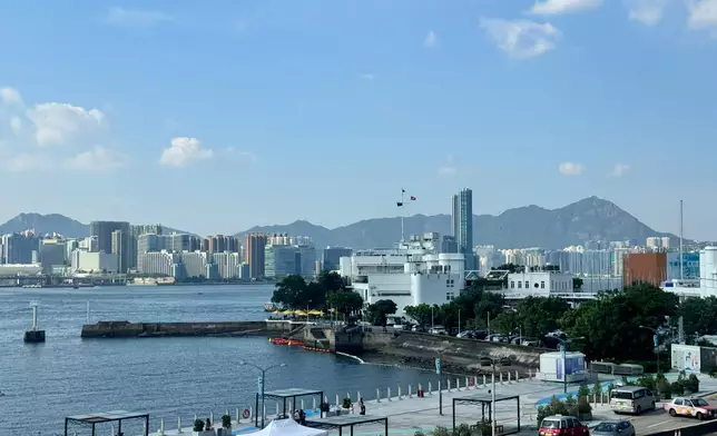 鑼鑼灣避風塘天氣炎熱。巴士的報記者攝