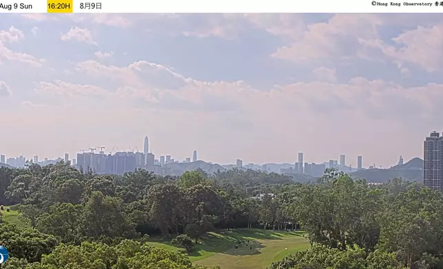 下午4時20分上水風采中學望向香港哥爾夫球會方向。香港天文台圖片