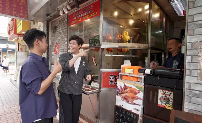 與辰、行仔介紹一間老字號燒臘店。