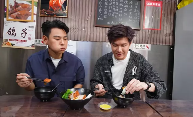 與辰傳授自家鹹蛋黃撈飯食法。