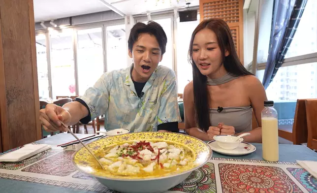 洪天明夫婦對這味酸菜大桂花魚有獨特食法。