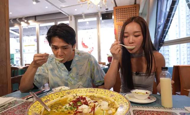 洪天明夫婦對這味酸菜大桂花魚有獨特食法。