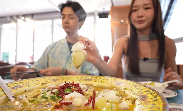 洪天明夫婦對這味酸菜大桂花魚有獨特食法。