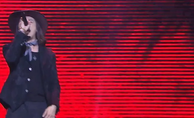 仲豪跳唱《Electric Girl》，High到走近評審唱歌。